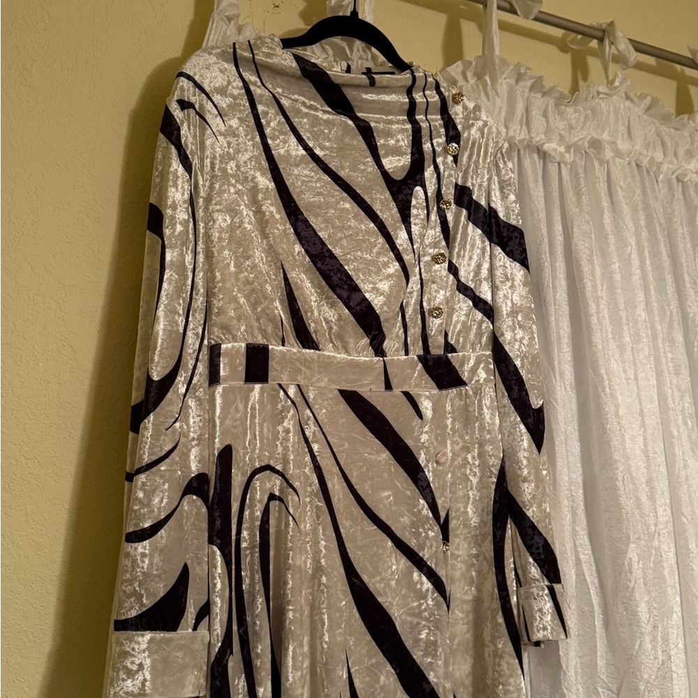 MOTF Black and Cream Velvet Long Sleeve Dress